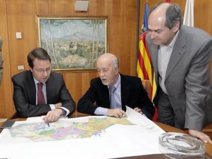 El alcalde de Alicante, Miguel Valor (con chaqueta negra), revisa con los t&eacute;cnicos de la Generalitat el plan.