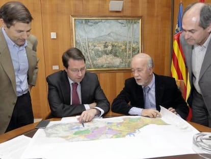 El alcalde de Alicante, Miguel Valor (con chaqueta negra), revisa con los t&eacute;cnicos de la Generalitat el plan.