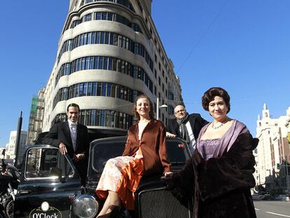 El elenco de <b><i>El tiempo y los Conway,</b></i> junto al director, en la Gran Vía.