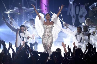 Toni Braxton interpretando 'Unbreak my heart' durante la gala de los AMAs.