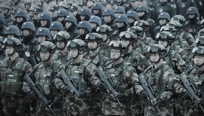 Soldados chinos durante un desfile militar para la campaña contra el terrorismo y apoyo a la estabilidad. 