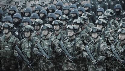 Soldados chinos durante un desfile militar para la campaña contra el terrorismo y apoyo a la estabilidad.