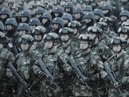 Soldados chinos durante un desfile militar para la campaña contra el terrorismo y apoyo a la estabilidad. 