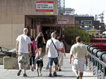 Varias personas se dirigen hacia una oficina de empleo en Madrid. EFE/Archivo