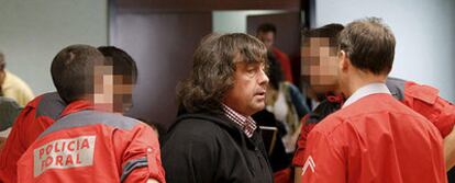 Agentes de la policía foral custodian a Jaime Giménez Arbe en la Audiencia de Pamplona.