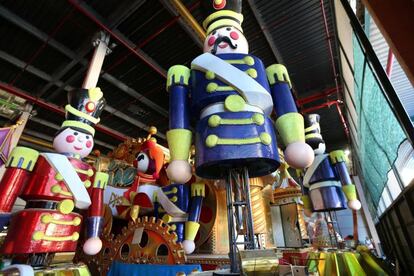 Detalles de una carroza alegórica en el taller de la escuela de samba União da Ilha do Governador, en la Ciudad del Samba de Río de Janeiro (Brasil).