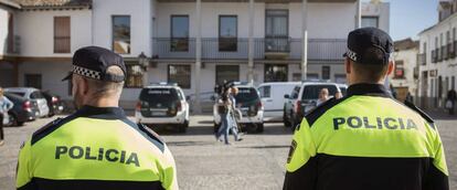 Dos policías locales de Valdemoro (Madrid).