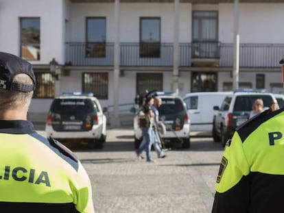 Dos policías locales de Valdemoro (Madrid).