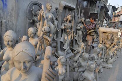 Un artista indio trabaja en la creación de una estatua de la diosa hindú Sarasvati en la aldea de artesanos, conocida localmente como Kumartoli, en Siliguri (India).


