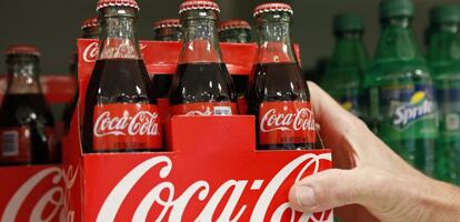 Unas botellas de Coca-Cola en un supermercado.