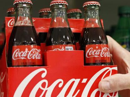 Unas botellas de Coca-Cola en un supermercado.