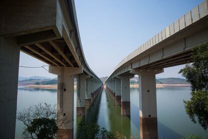 A ponte da represa de Nazaré, parte do sistema Cantareira, mostra nos seus pilares a grande diminuição do volume d'água.