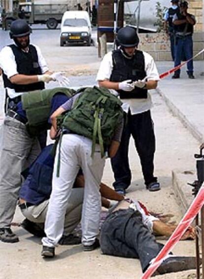 El cuerpo del civil israelí asesinado hoy por palestinos enmascarados.