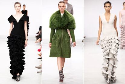 Tres modelos lucen la colección con la que el diseñador Azzedine Alaïa cerró ayer la semana de la alta costura de París.