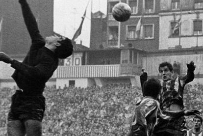 Uriarte remata de cabeza para anotar el cuarto de los cinco goles que le hizo al Betis, el 31 de diciembre de 1967.