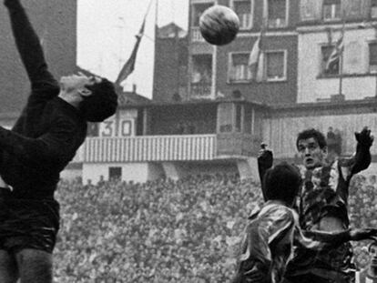 Uriarte remata de cabeza para anotar el cuarto de los cinco goles que le hizo al Betis, el 31 de diciembre de 1967.