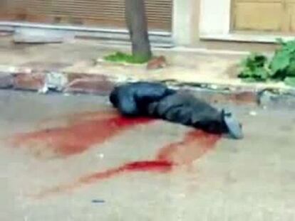 Fotograma de un video de youtube. Un hombre yace muerto en una calle en Homs.