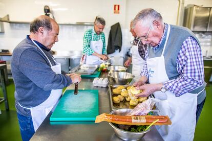 En estos momentos, más de una treintena de hombres mayores participan cada año en Academia Mayorchef, aprendiendo a cocinar y a planificar la economía doméstica, pero logrando, además, socializar, mejorar su estado anímico y evitar situaciones de soledad no deseada. 