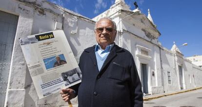 Jos&eacute; Mar&iacute;a Ar&aacute;uz, frente al cementerio donde est&aacute;n los restos de su t&iacute;o fusilado por el franquismo.