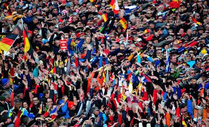 Aficionados hacen la ola durante el Mundial de Biatlón en Ruhpolding (Alemania).