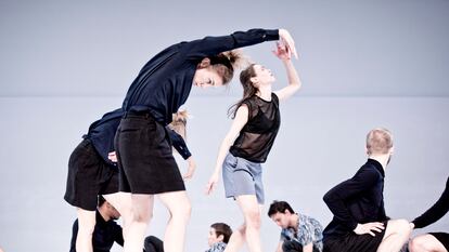 Un momento de la coreografía 'Figure a Sea' de Deborah Hay interpretada por el Cullberg Ballet.
