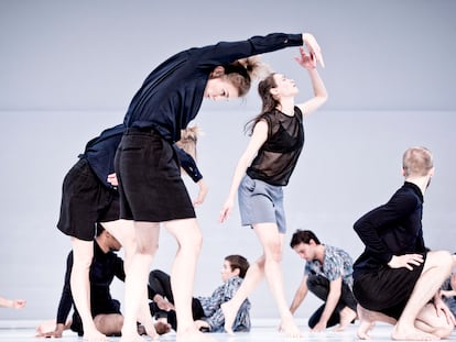 Un momento de la coreografía 'Figure a Sea' de Deborah Hay interpretada por el Cullberg Ballet.