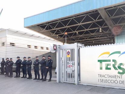 Efectivos de la polic&iacute;a en la incineradora de Sant Adri&agrave; del Bes&ograve;s.