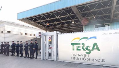 Efectius de la policia a la incineradora de Sant Adrià del Besòs.