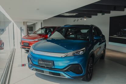 Una sala de exposición de autos BYD en Perisur, uno de los principales centros comerciales de Ciudad de México, en octubre de 2023.