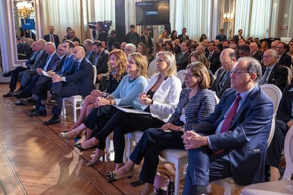 Ambiente durante el Foro Económico CREO 2024. De derecha a izquierda, Jorge Rivera, director corporativo y de relaciones institucionales de PRISA; Teresa Quirós, consejera de PRISA, Acciona y Tubos Reunidos; Amanda Mars, directora de Cinco Días; Teresa Ribera, vicepresidenta del Gobierno y ministra para la Transición Ecológica; Pilar Gil, vicepresidenta de PRISA; Carlos Núñez, presidente y consejero delegado de PRISA Media; Carlos Cuerpo, ministro de Economía; Juan Cantón, director general de prensa en PRISA; Maarten Wetselaar, consejero delegado de Cepsa; Mario Ruiz-Tagle, consejero delegado de Iberdrola España, y Enric Hernández, responsable de Desarrollo Corporativo de PRISA Media.