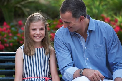 A lo largo de los años, Felipe VI y Letizia han ofrecido instantáneas que reflejan el lado más íntimo y cómplice de la Familia Real. Tras ser proclamados Reyes, recuperaron la tradición de posar en Palma al inicio de su estancia estival en la isla. El posado del 4 de agosto de 2016 fue realizado en el Palacio de Marivent, la residencia veraniega real en la capital mallorquina, y estuvo marcado por la situación política de España, que en ese momento se encontraba sin gobierno tras celebrar dos elecciones en pocos meses. El Monarca aseguró entonces: “Es atípico y hay que adaptarse a lo que vaya ocurriendo”. En esa ocasión, optaron por primera vez por los jardines del palacio, y no posaron en las escaleras, como venía siendo tradición. Desde entonces, han apostado por viajar a distintos puntos de la isla, como la Cartuja de Valldemossa y los Jardines de Alfabia.
