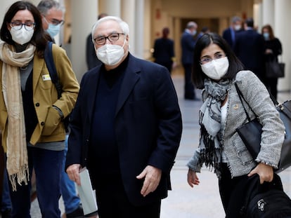 El ministro de Universidades, Manuel Castells, en el centro, a su llegada al pleno del Senado el 17 de noviembre.