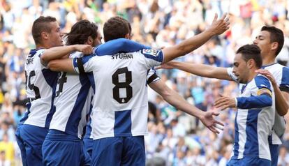 Los jugadores del Espanyol festejan su gol.