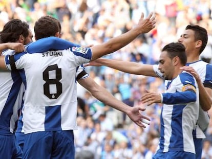 Los jugadores del Espanyol festejan su gol.