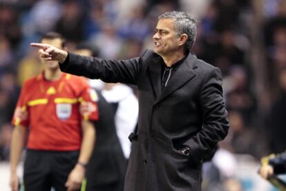 José Mourinho protesta una acción en la banda de Riazor durante el partido de su equipo, el sábado, frente al Deportivo.