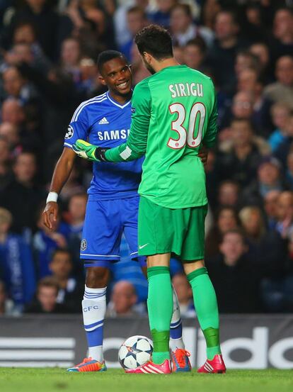 Samuel Eto'o y Salvatore Sirigu. 