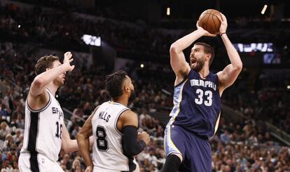 Marc Gasol lanza ante Pau y Mills.
