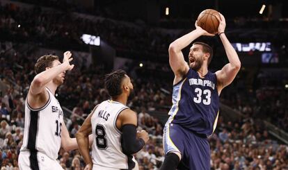 Marc Gasol lanza ante Pau y Mills.