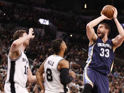 Marc Gasol lanza ante Pau y Mills.