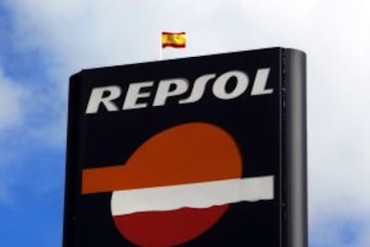 Cartel de Repsol junto a las Torres de la Castellana.