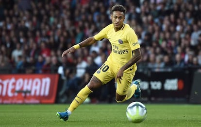 Neymar controla la pelota en el Stade Roudourou de Guingamp.