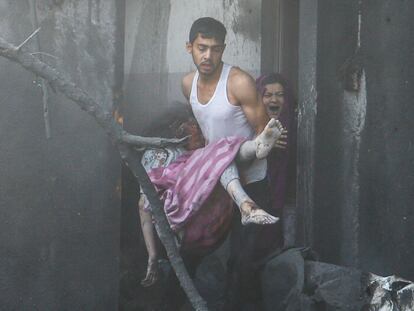  SENSITIVE MATERIAL. THIS IMAGE MAY OFFEND OR DISTURB    A man carries a wounded Palestinian girl as a woman reacts at the site of Israeli strikes on a house, in Khan Younis in the southern Gaza Strip  October 11, 2023. REUTERS/Ibraheem Abu Mustafa      TPX IMAGES OF THE DAY