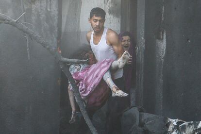 Un hombre lleva a una niña en brazos, herida durante un bombardeo israelí, en Jan Yunis, al sur de Gaza.