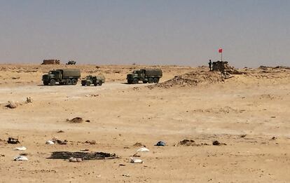 Militares marroquíes en el Guerguerat, el viernes. En primer plano, objetos abandonados por los saharauis durante su huida.