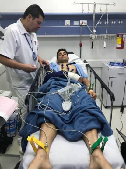 Óscar Sevilla, en el hospital de Bogotá tras el atraco.