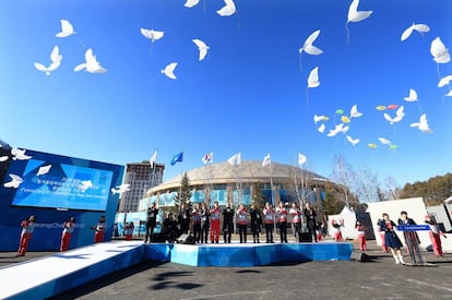 Ceremonia de inauguraión de la villa olímpica con el presidente del COI, Thomas Bach (c).