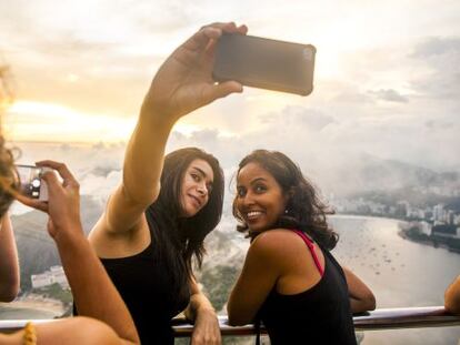 Dois turistas fazem-se um 'selfie' com Rio de Janeiro (Brasil) ao fundo.