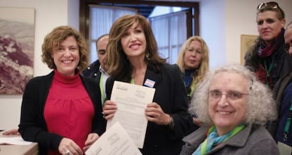 Alba Doblas con representantes del colectivo transexual, el d&iacute;a que se registr&oacute; la ley en el Parlamento.  