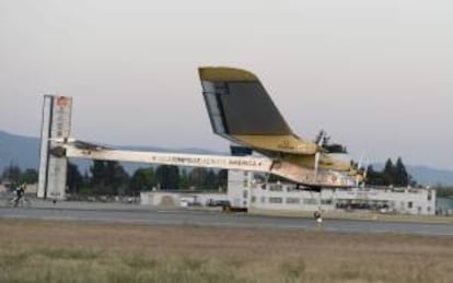 Fotografía tomada el pasado 3 de mayo en la que se registró el avión "Solar Impulse", pilotado por el suizo Bertrand Piccard, al despegar de Mountain View (California, EE.UU.). EFE/Archivo