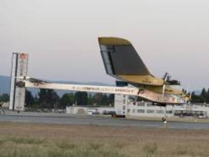 Fotografía tomada el pasado 3 de mayo en la que se registró el avión "Solar Impulse", pilotado por el suizo Bertrand Piccard, al despegar de Mountain View (California, EE.UU.). EFE/Archivo
